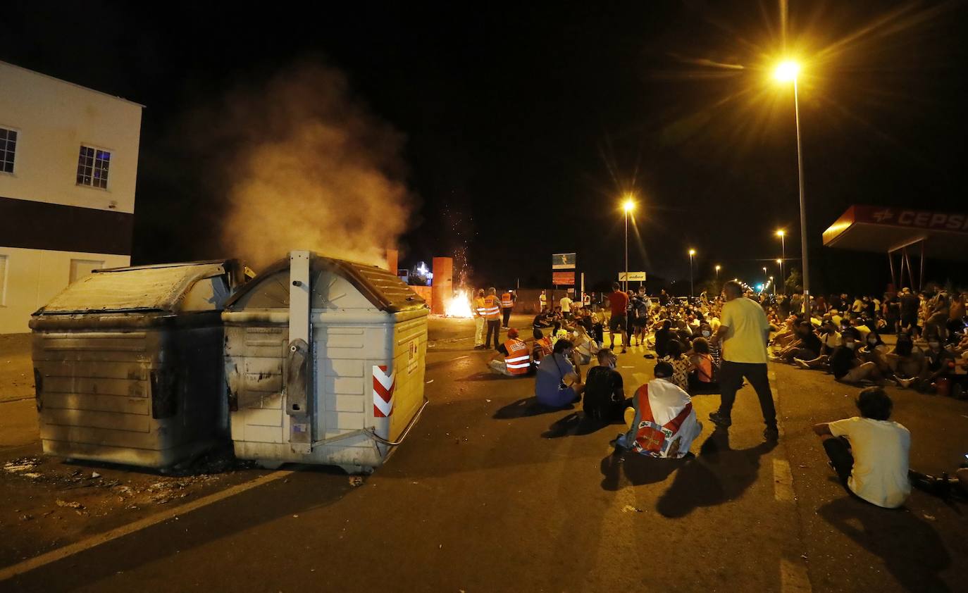 Concentración de trabajadores de LM Windpower durante la noche frente a la sede donde se producen las negociaciones una vez rotas estas. 