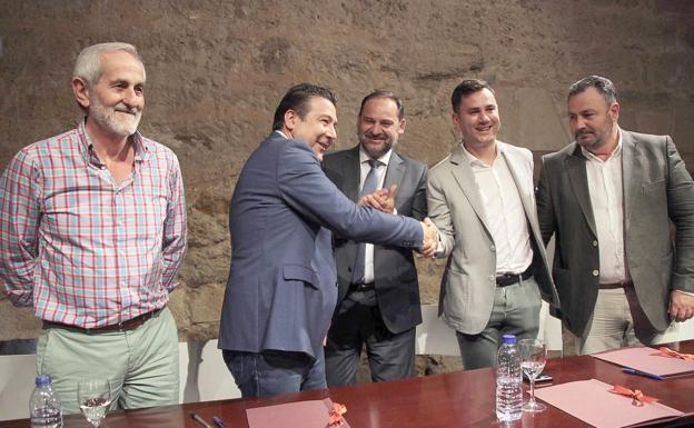 Representantes de UPL y PSOE durante la firma del pacto para el gobierno de la Diputación. 