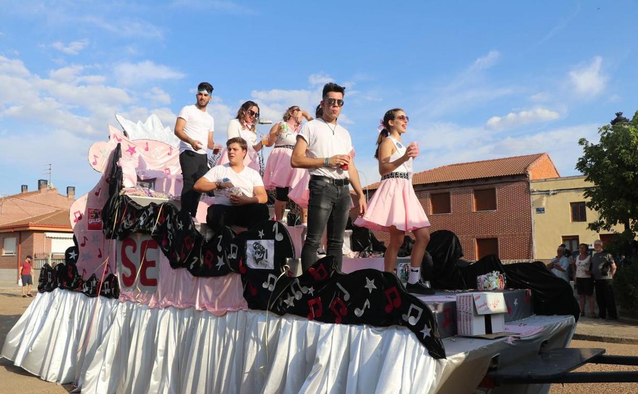 Imagen de la celbración de un desfile en la Fiesta de la Alubia de 2019.