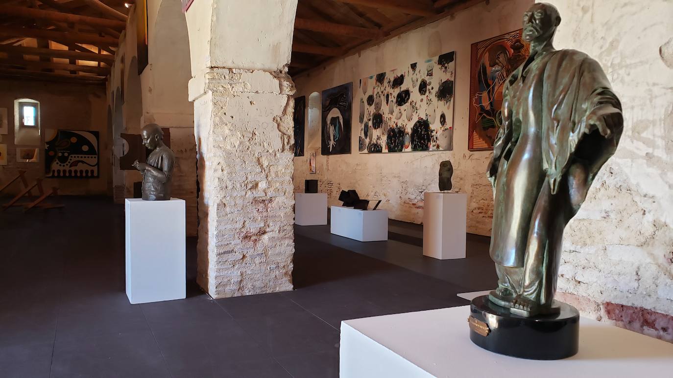 El monasterio de Sandoval, en plena reconstrucción y con una rica historia en su interior, recupera su encanto y atrapa al visitante con una singular exposición con 570 obras de 350 artistas | La comunión histórica y modernista convierte el escenario en un lugar de visita obligada. 