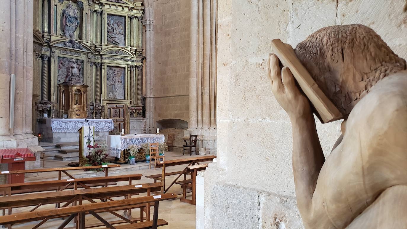 El monasterio de Sandoval, en plena reconstrucción y con una rica historia en su interior, recupera su encanto y atrapa al visitante con una singular exposición con 570 obras de 350 artistas | La comunión histórica y modernista convierte el escenario en un lugar de visita obligada. 