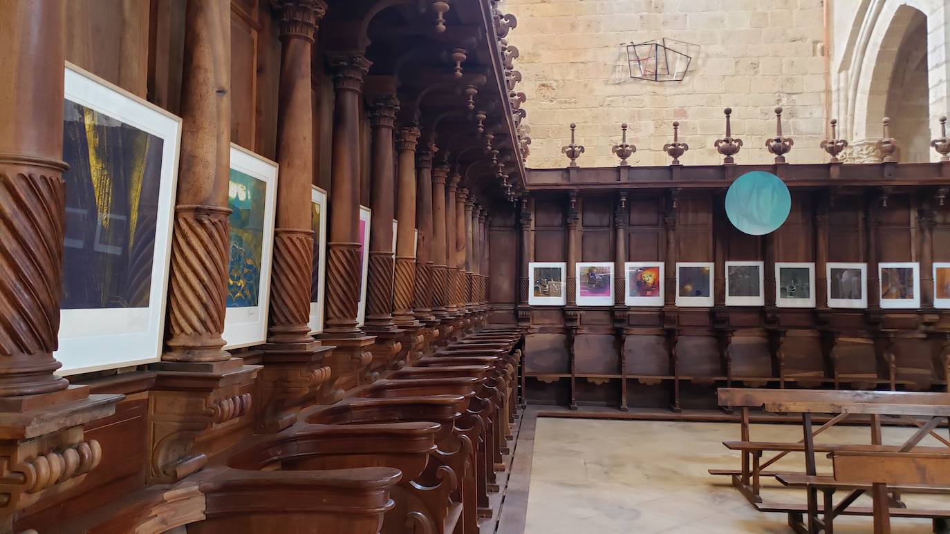 El monasterio de Sandoval, en plena reconstrucción y con una rica historia en su interior, recupera su encanto y atrapa al visitante con una singular exposición con 570 obras de 350 artistas | La comunión histórica y modernista convierte el escenario en un lugar de visita obligada. 