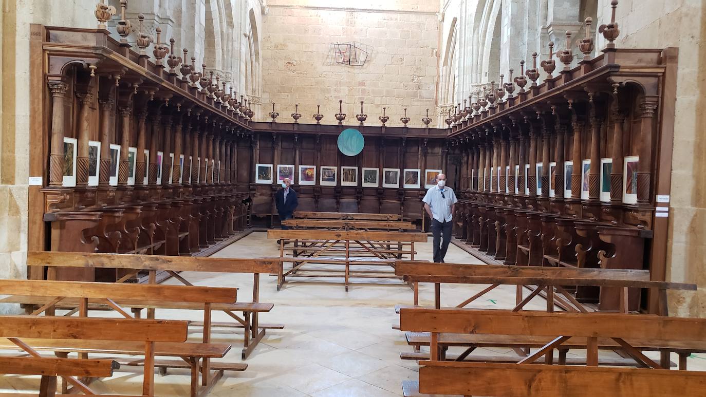 El monasterio de Sandoval, en plena reconstrucción y con una rica historia en su interior, recupera su encanto y atrapa al visitante con una singular exposición con 570 obras de 350 artistas | La comunión histórica y modernista convierte el escenario en un lugar de visita obligada. 