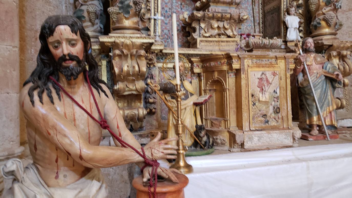 El monasterio de Sandoval, en plena reconstrucción y con una rica historia en su interior, recupera su encanto y atrapa al visitante con una singular exposición con 570 obras de 350 artistas | La comunión histórica y modernista convierte el escenario en un lugar de visita obligada. 