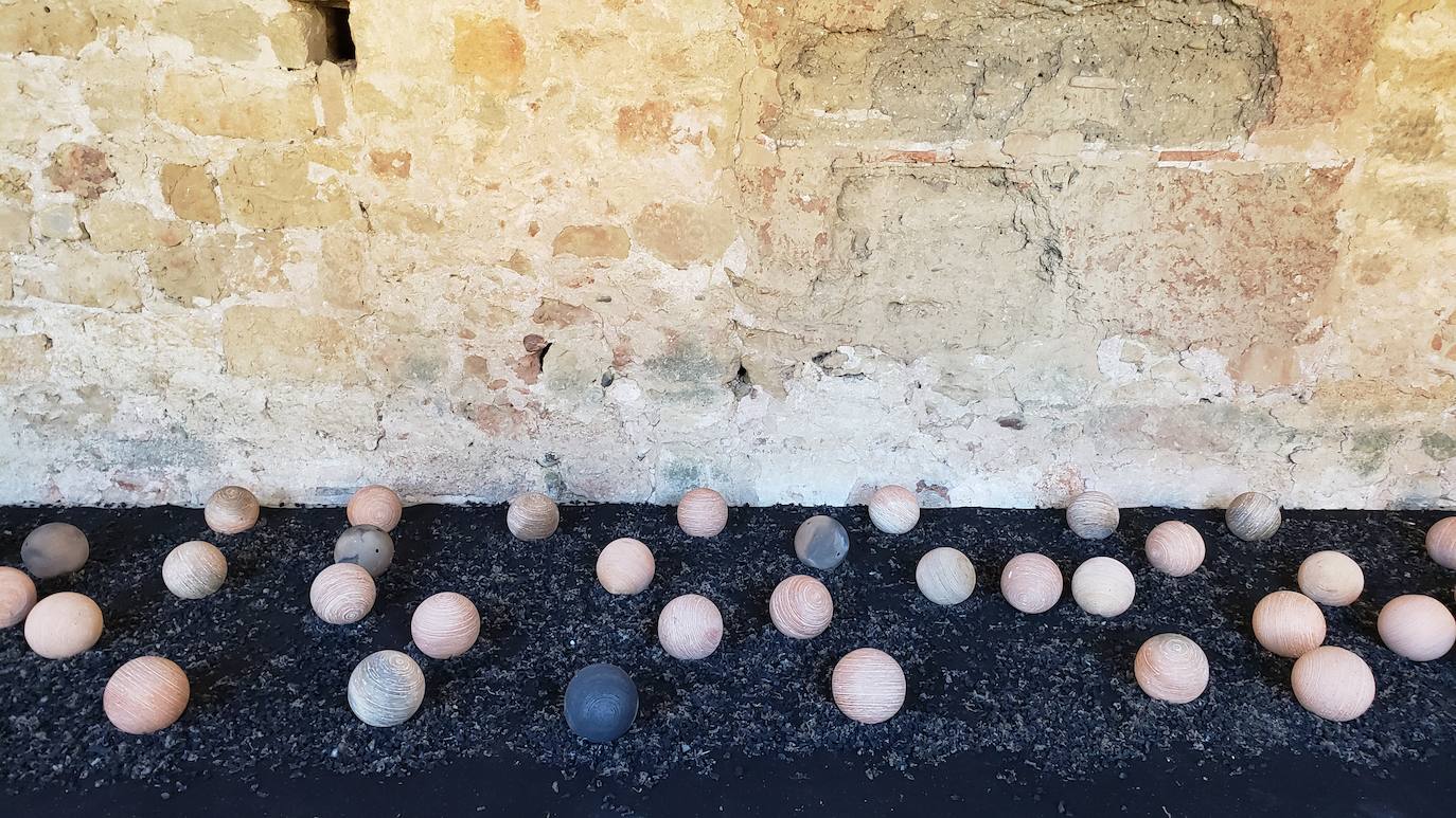 El monasterio de Sandoval, en plena reconstrucción y con una rica historia en su interior, recupera su encanto y atrapa al visitante con una singular exposición con 570 obras de 350 artistas | La comunión histórica y modernista convierte el escenario en un lugar de visita obligada. 