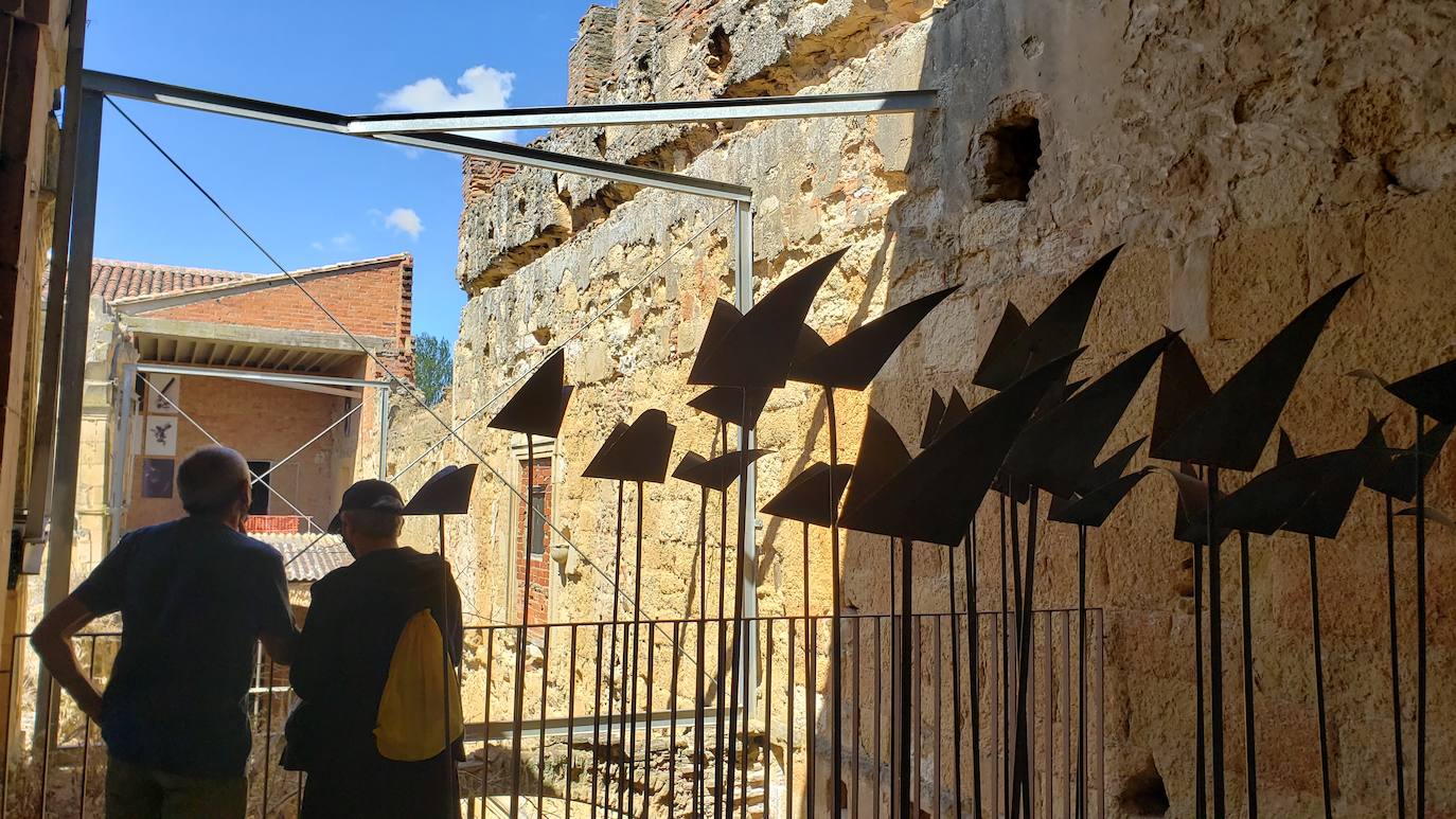 El monasterio de Sandoval, en plena reconstrucción y con una rica historia en su interior, recupera su encanto y atrapa al visitante con una singular exposición con 570 obras de 350 artistas | La comunión histórica y modernista convierte el escenario en un lugar de visita obligada. 