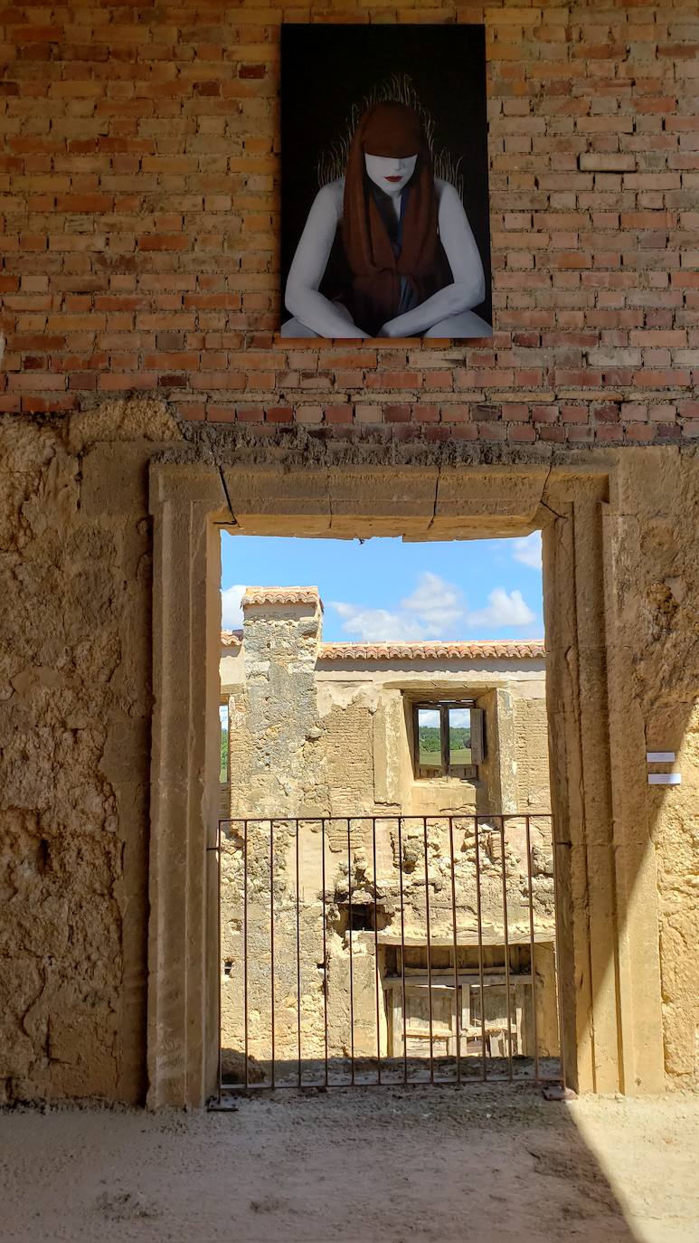 El monasterio de Sandoval, en plena reconstrucción y con una rica historia en su interior, recupera su encanto y atrapa al visitante con una singular exposición con 570 obras de 350 artistas | La comunión histórica y modernista convierte el escenario en un lugar de visita obligada. 