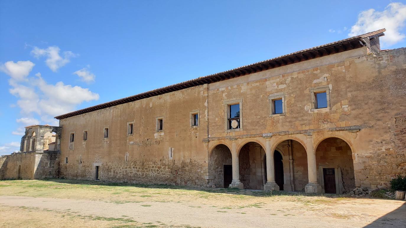 El monasterio de Sandoval, en plena reconstrucción y con una rica historia en su interior, recupera su encanto y atrapa al visitante con una singular exposición con 570 obras de 350 artistas | La comunión histórica y modernista convierte el escenario en un lugar de visita obligada. 