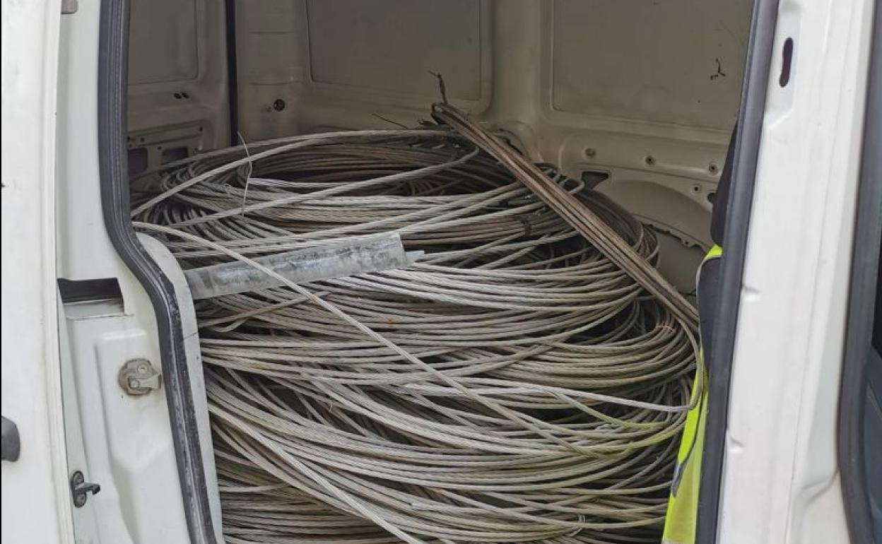Cableado de aluminio interceptado a los detenidos.