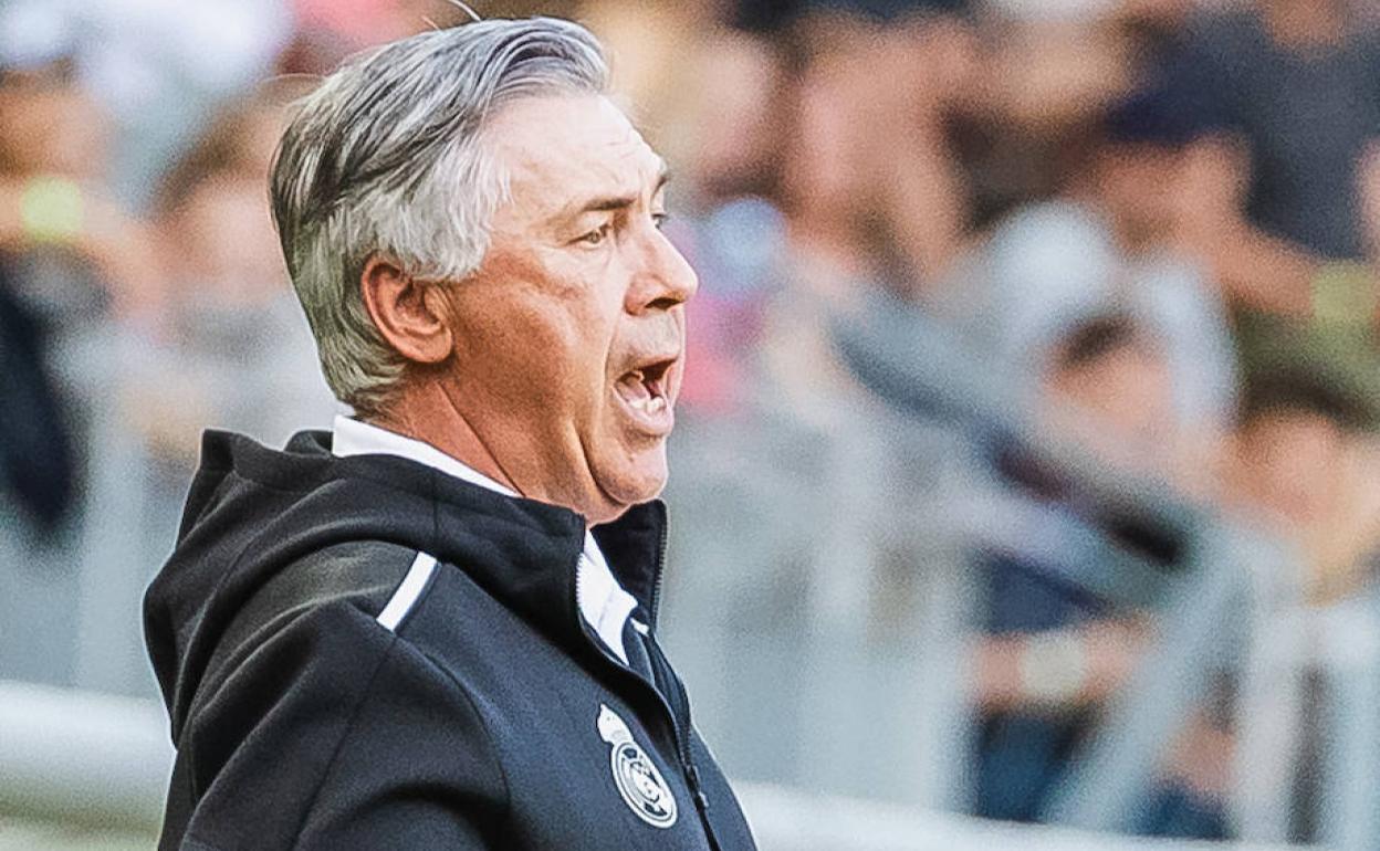 Carlo Ancelotti gesticula durante un amistoso del Real Madrid. 