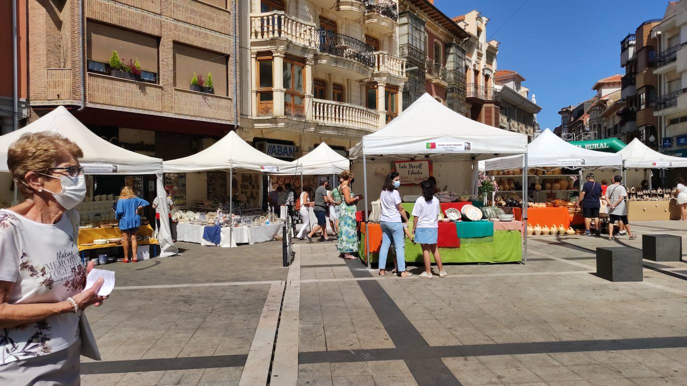 La feria artesana se celebra estos días en la ciudad leonesa.