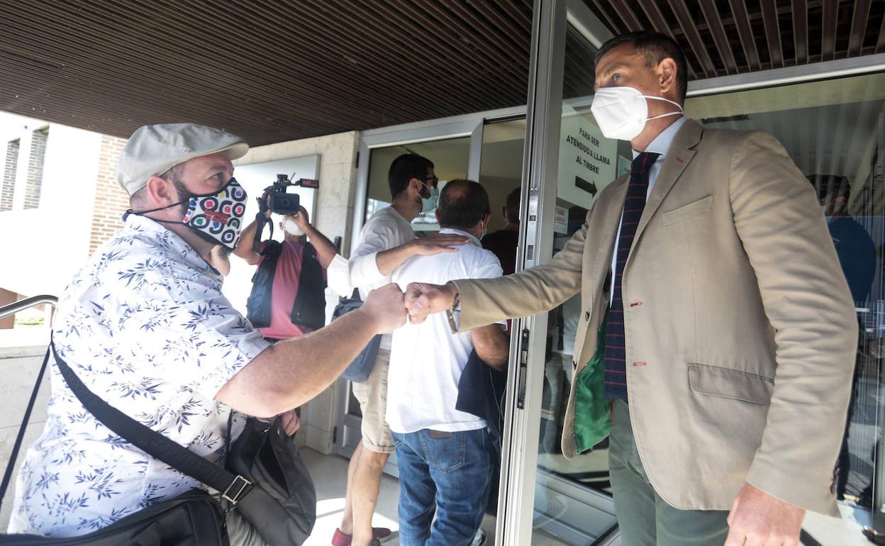 Un representante sindical se saluda con el responsable de Industria de la Junta de Castilla y León.