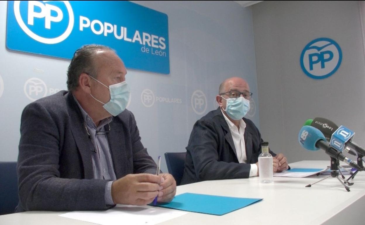 Alfonso Arias y Francisco Castañón, diputados del PP de León, comparecen ante los medios.