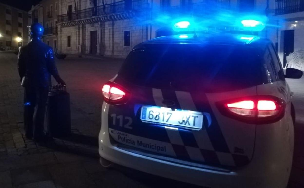 Efectivos de la Policía Local de Ponferrada intervinieron en el suceso. 