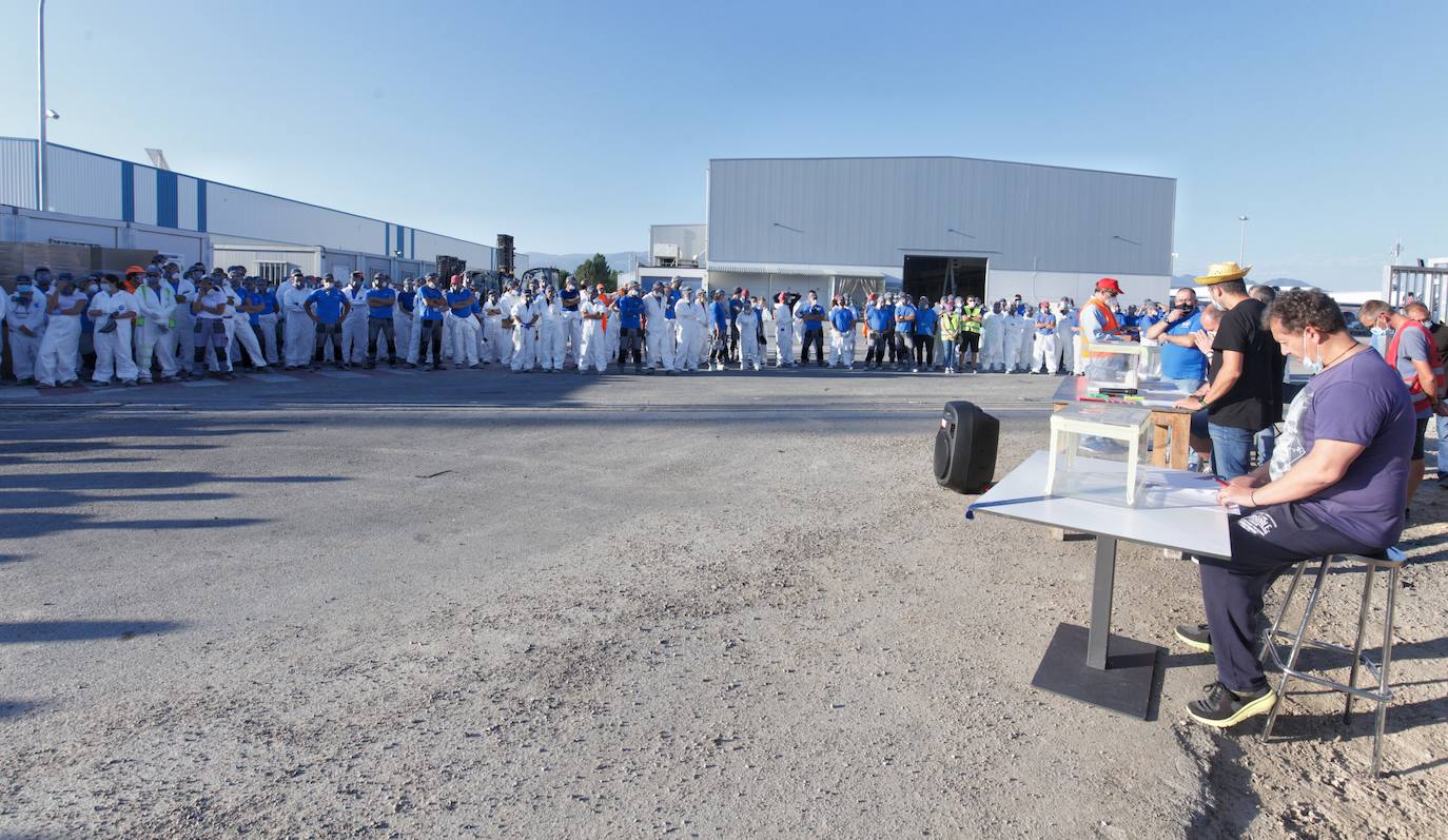 Los trabajadores deben decidir si aceptan el acuerdo de la empresa en la negociación.
