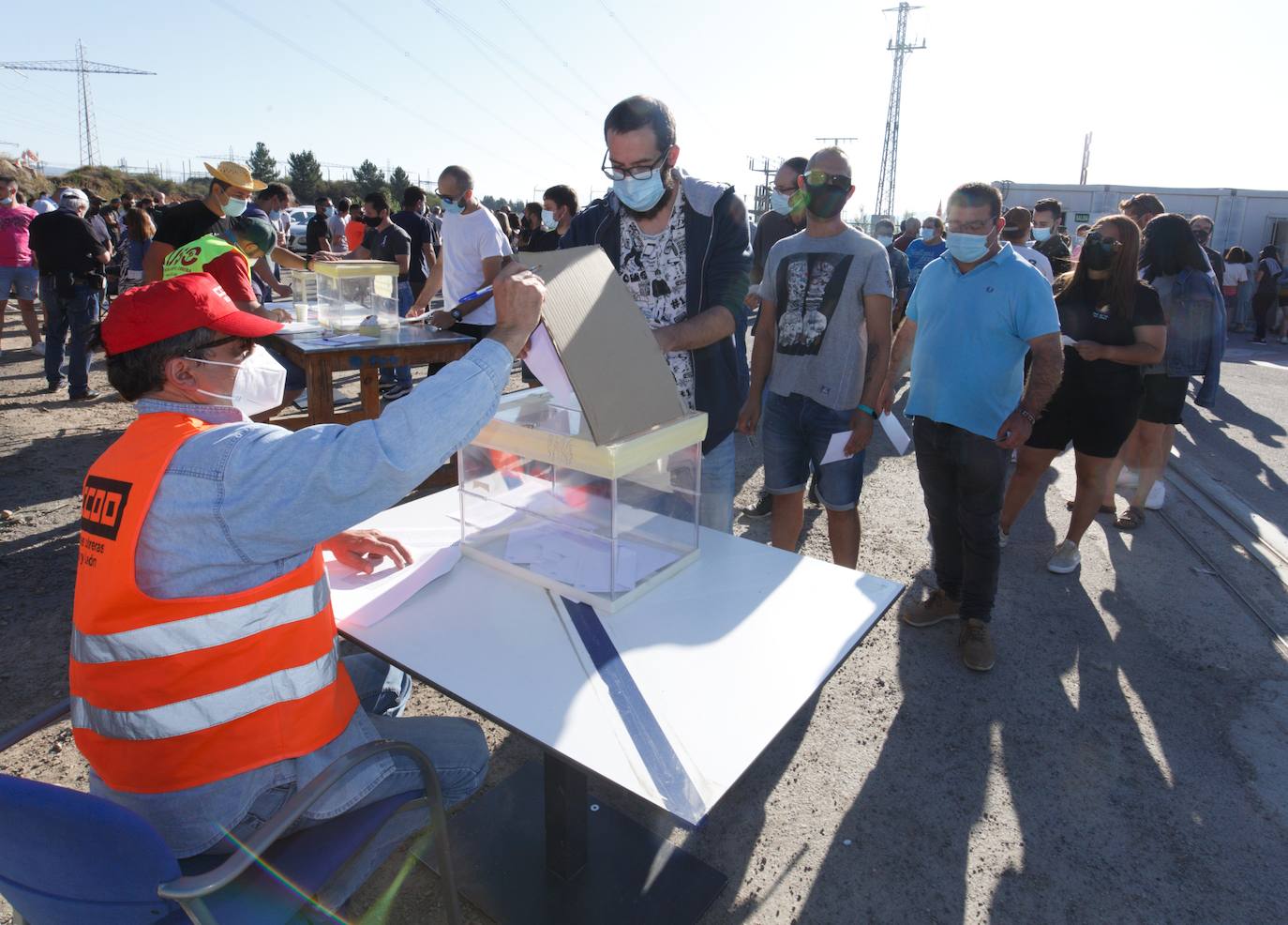 Los trabajadores deben decidir si aceptan el acuerdo de la empresa en la negociación.