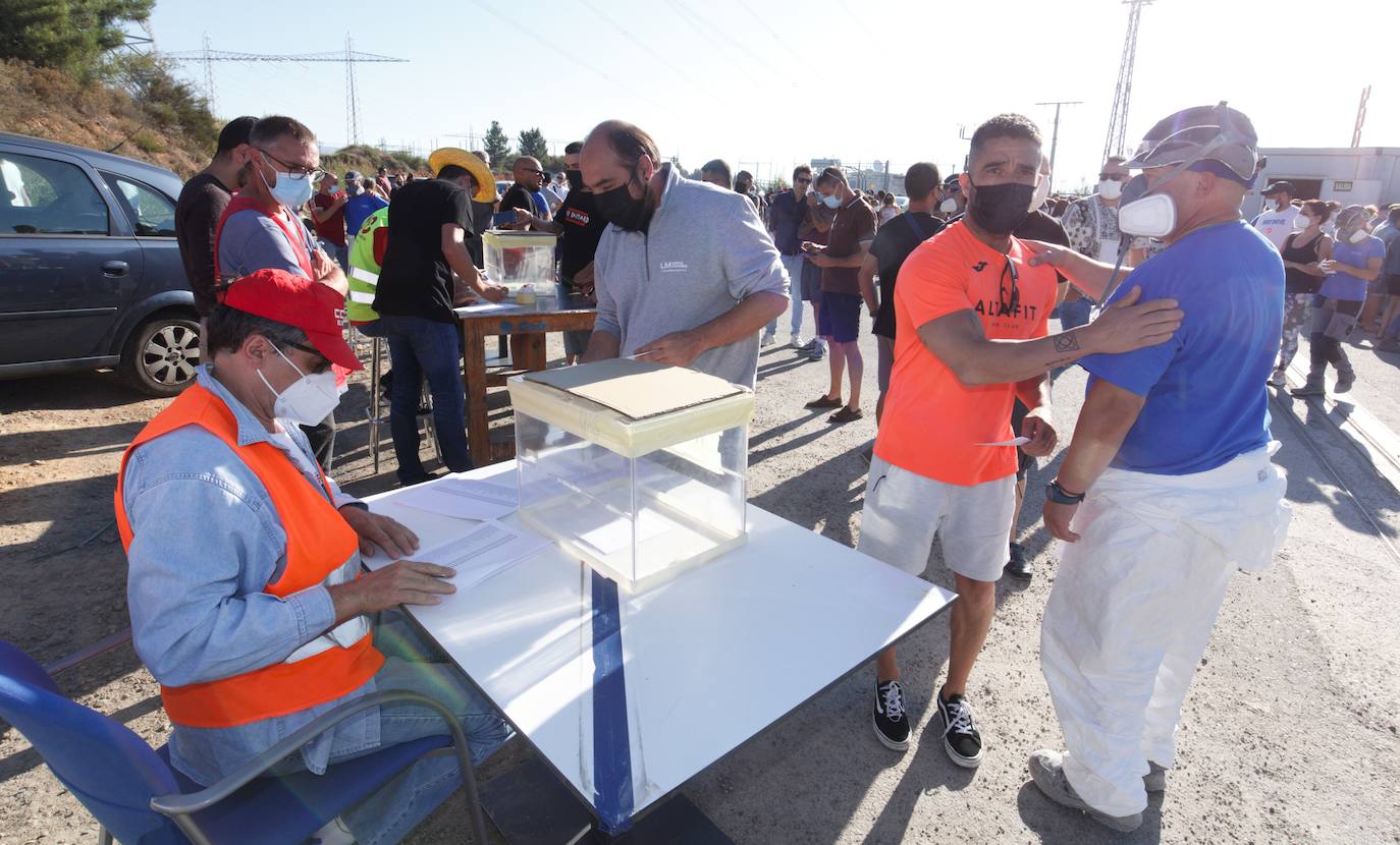 Los trabajadores deben decidir si aceptan el acuerdo de la empresa en la negociación.