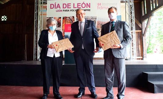 El alcalde en funciones, Vicente Canuria, entregando un regalo institucional a la alcaldesa de Gijón, Ana González, y el presidente de la Cámara de Comercio de Gijón, Félix Baragaño.