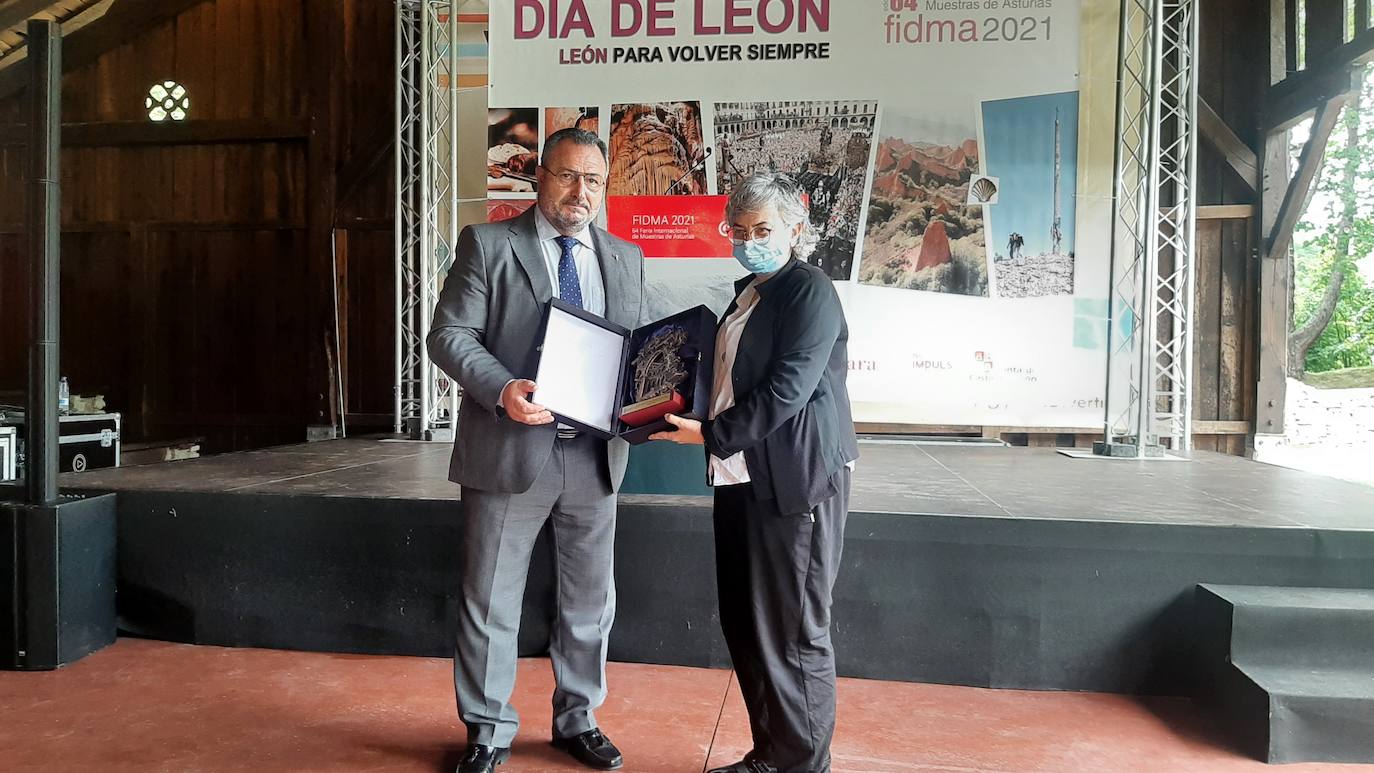 Una delegación leonesa expone las bonanzas de la provincia y reclama mejoras para ambos territorios.