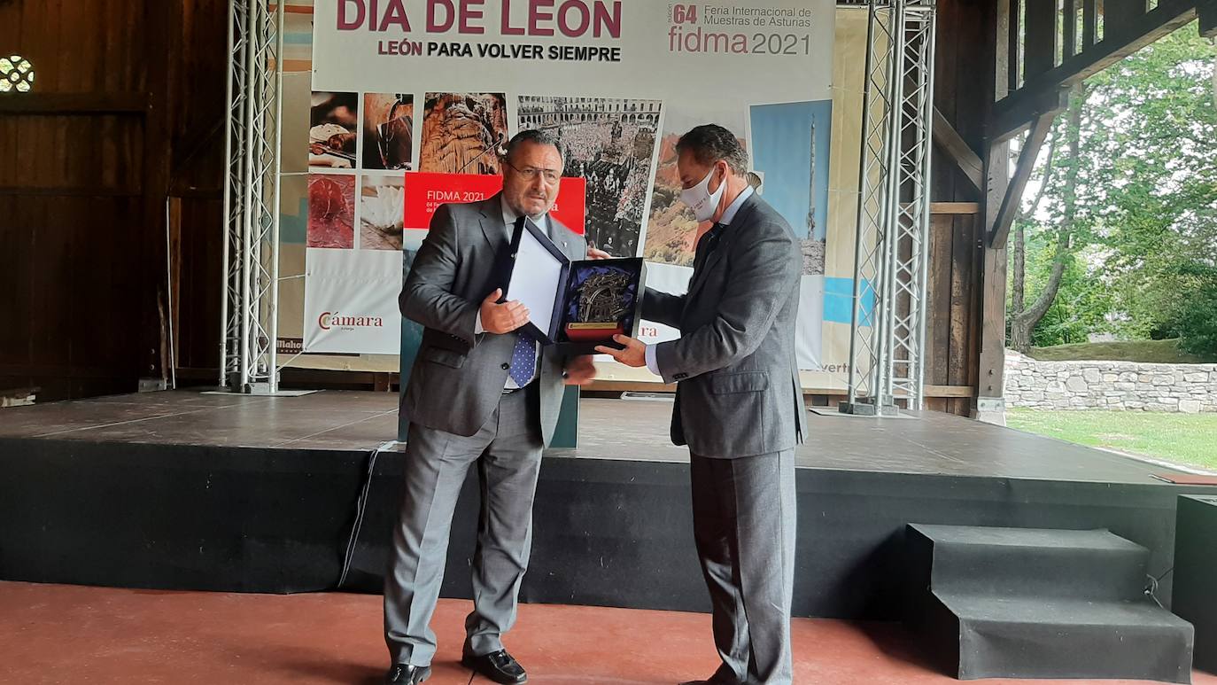 Una delegación leonesa expone las bonanzas de la provincia y reclama mejoras para ambos territorios.