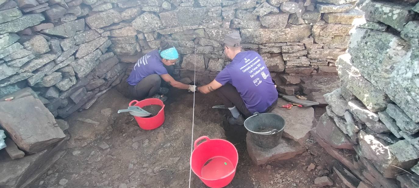 El equipo de investigación de la Universidad de León ya trabaja en Las Fanas para estudiar los restos de un emplazamiento controlado por el bando franquista, ubicado en una posición estratégica para la disputa del paso hacia Asturias por el puerto de Ventana.