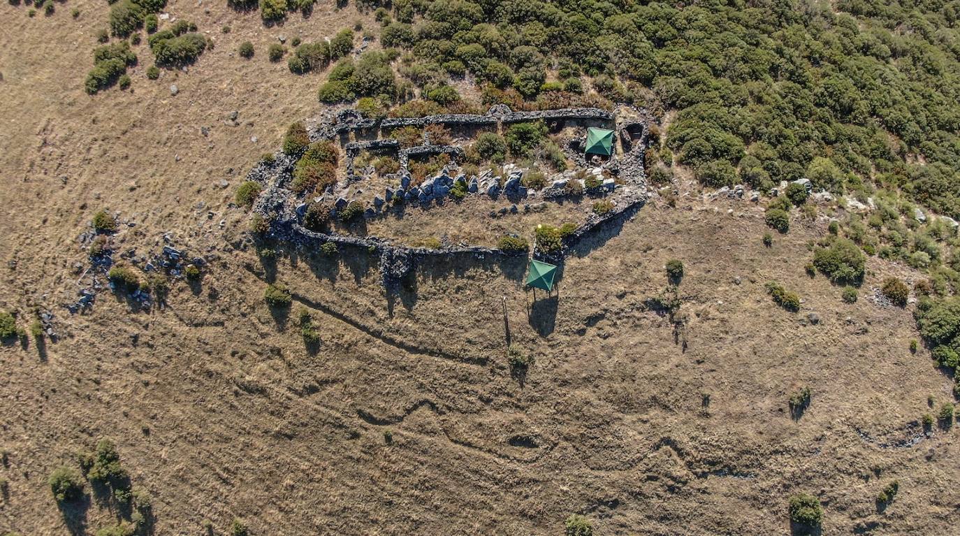 El equipo de investigación de la Universidad de León ya trabaja en Las Fanas para estudiar los restos de un emplazamiento controlado por el bando franquista, ubicado en una posición estratégica para la disputa del paso hacia Asturias por el puerto de Ventana.