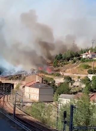 Los efectivos tratan de controlar las llamas en el entorno del pueblo y evitar que se propaguen