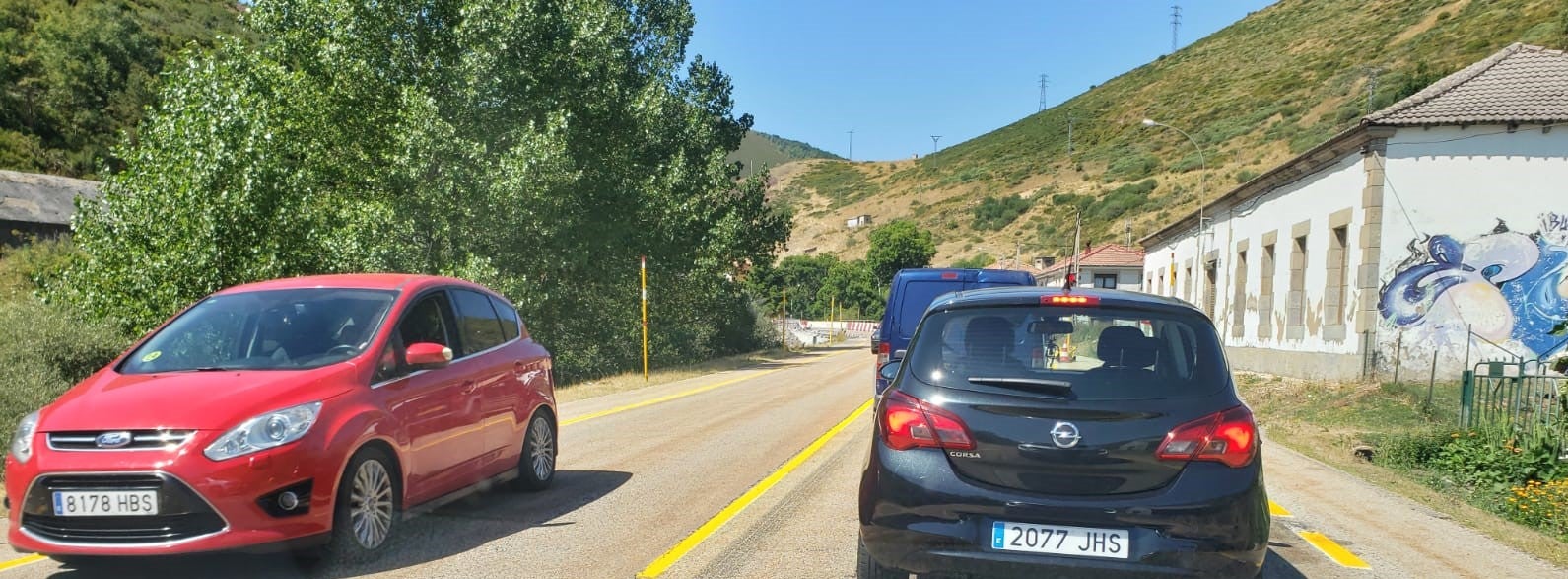 El fuego, de nivel 1 según las autoridades, ha provocado retenciones en la N-630. 