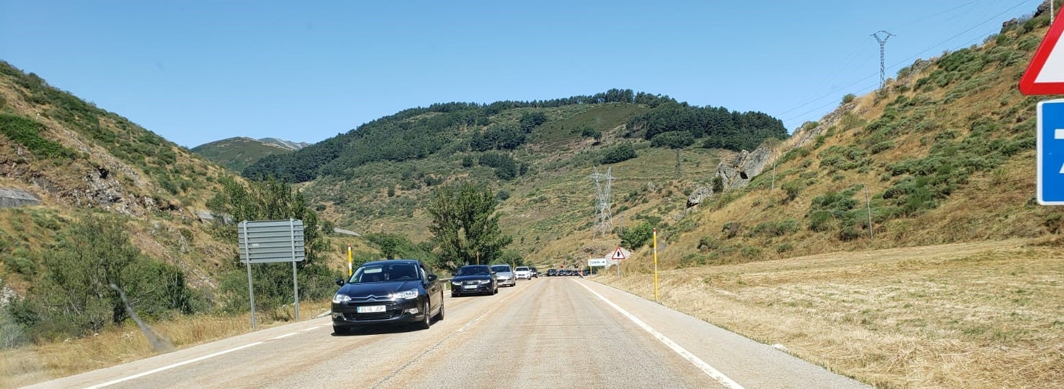 El fuego, de nivel 1 según las autoridades, ha provocado retenciones en la N-630. 