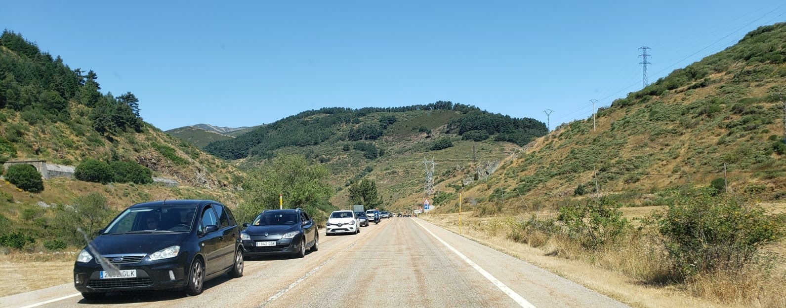 El fuego, de nivel 1 según las autoridades, ha provocado retenciones en la N-630. 