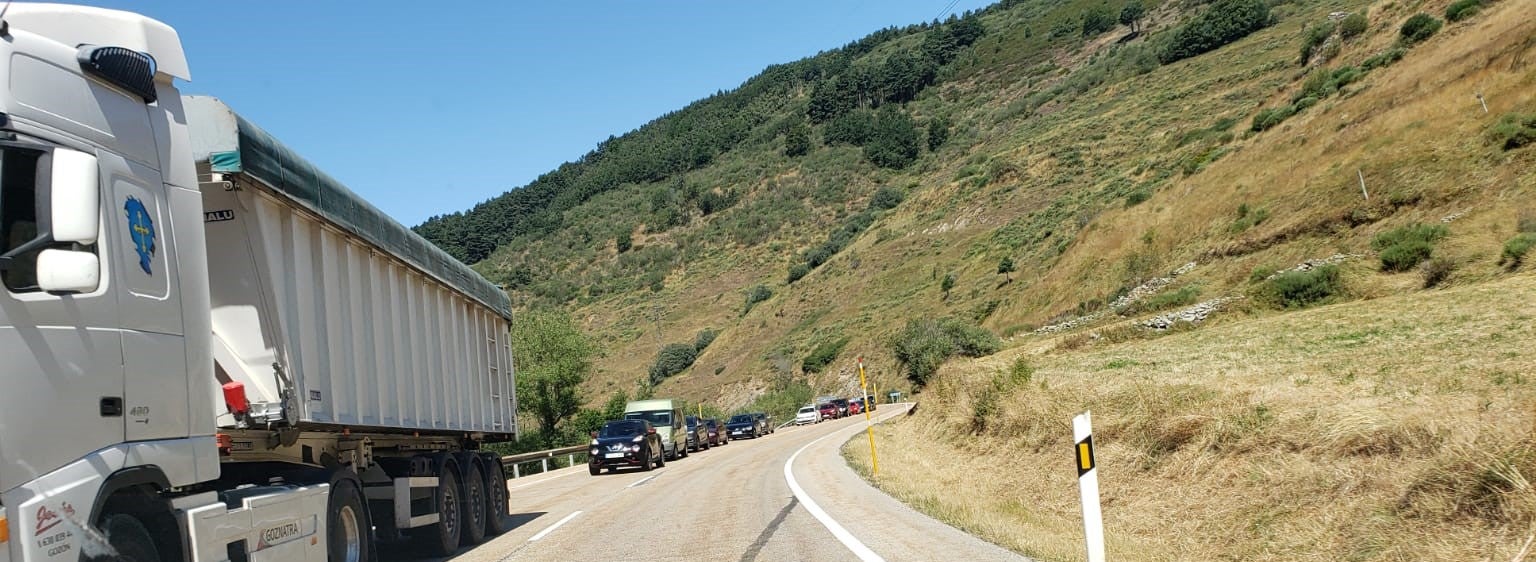 El fuego, de nivel 1 según las autoridades, ha provocado retenciones en la N-630. 