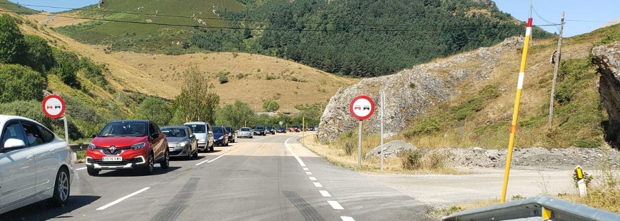 El fuego, de nivel 1 según las autoridades, ha provocado retenciones en la N-630. 