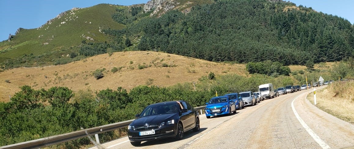 El fuego, de nivel 1 según las autoridades, ha provocado retenciones en la N-630. 