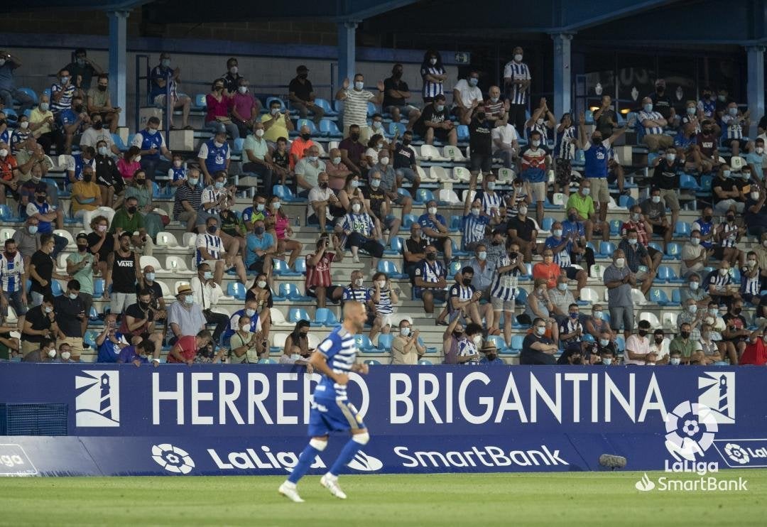 El conjunto berciano celebró el retorno de parte de sus aficionados al Toralín con un triunfo frente al Alcorcón