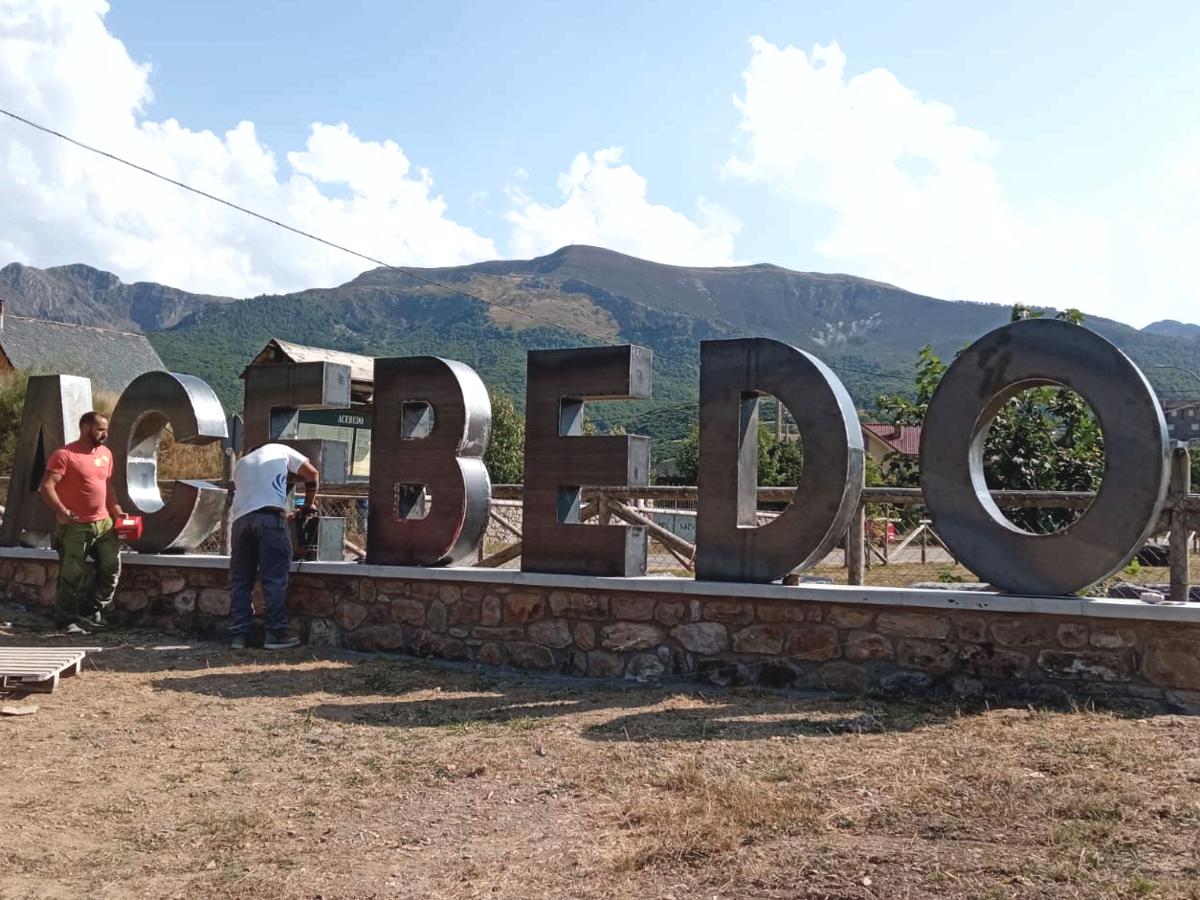 El municipio leonés se suma a la fiebre de colocar letras en su espacio y permitirá a los visitantes realizar una fotografía con las letras de 'ACEBEDO' y vistas a Mampodre.