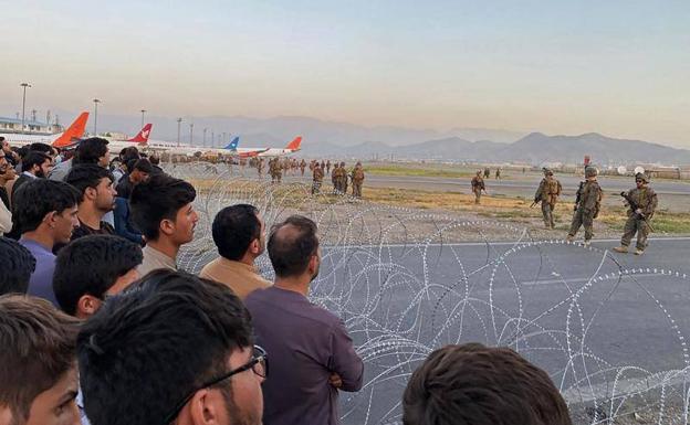 El caos en el aeropuerto de Kabul complica la evacuación de la delegación española