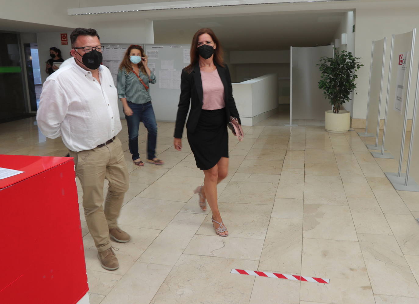 La consejera de Empleo e Industria, Ana Carlota Amigo, durante su reunión en Ponferrada con los responsables de LM Windpower y del comité de empresa