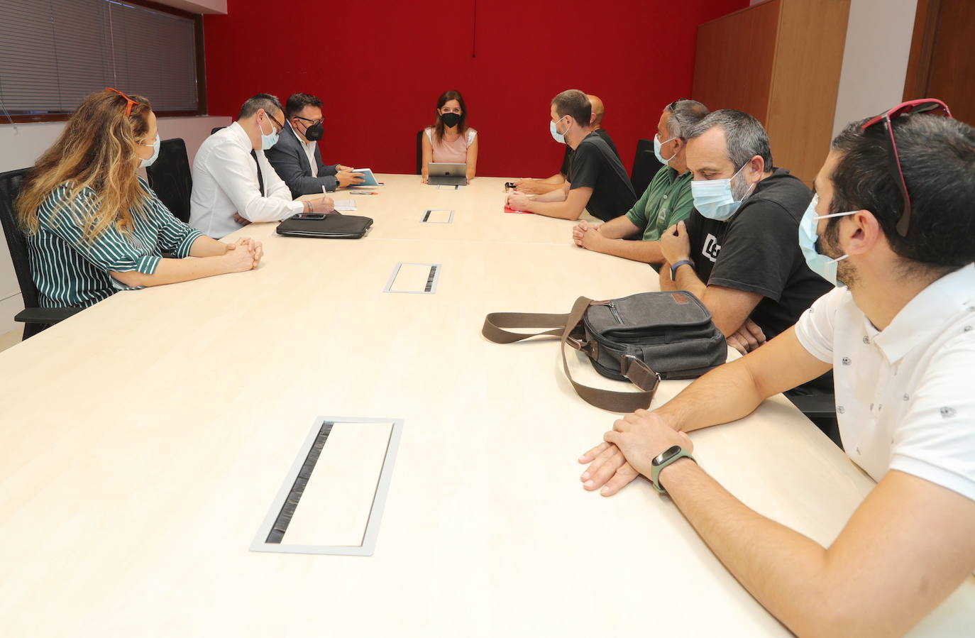 La consejera de Empleo e Industria, Ana Carlota Amigo, durante su reunión en Ponferrada con los responsables de LM Windpower y del comité de empresa