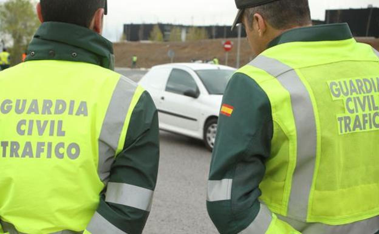 Interceptan a un vehículo que circulaba en sentido contrario por la A-1