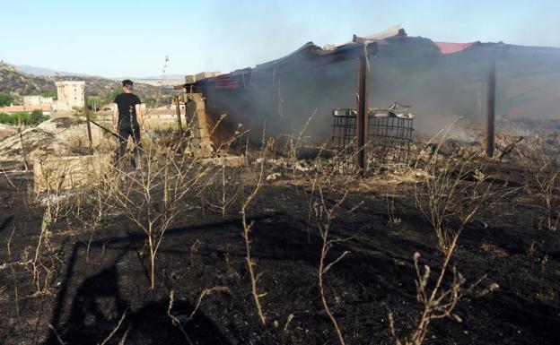 Nave destrozada por las llamas en la localidad abulense de Villaviciosa 