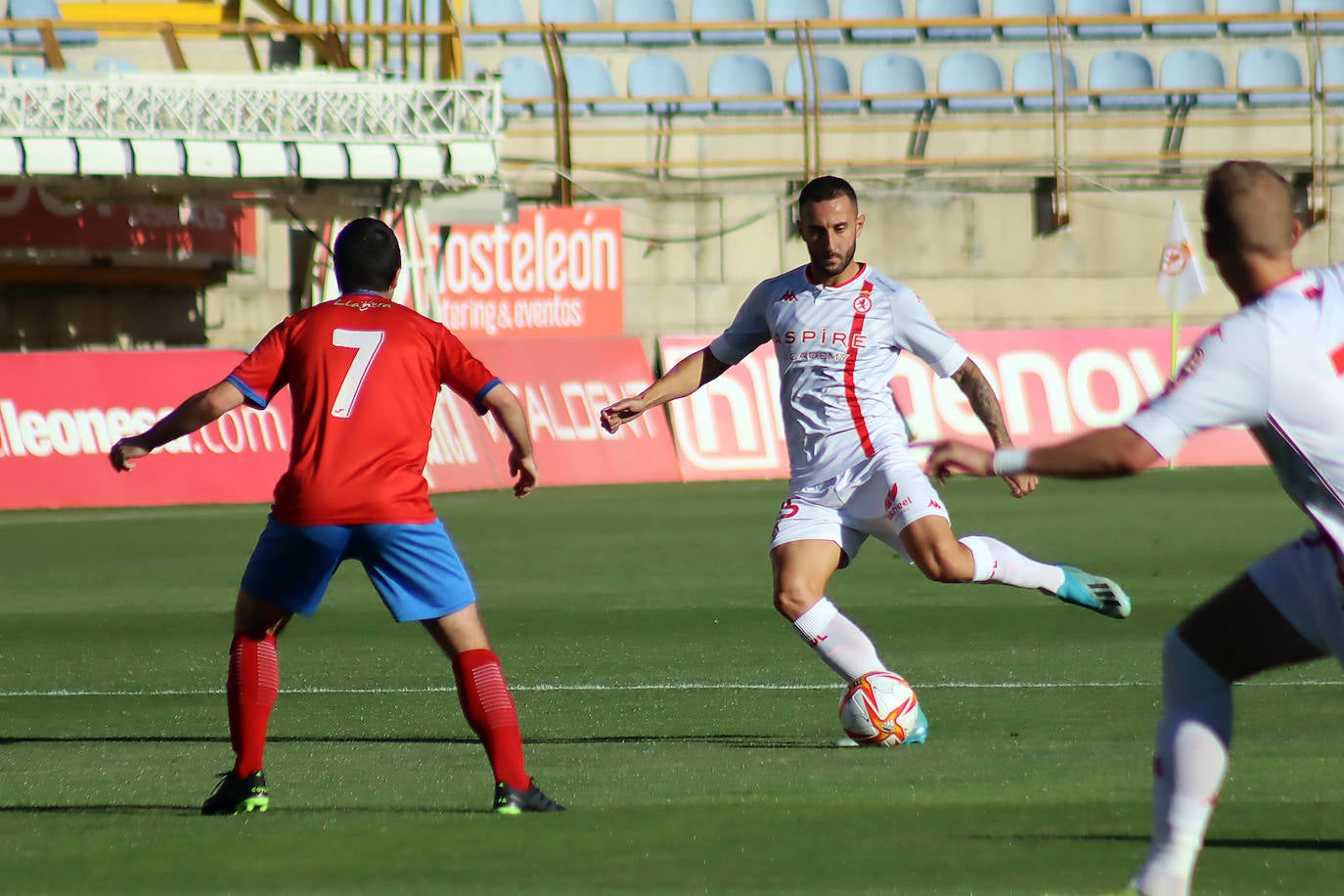 El conjunto leonés disputó su sexto y penúltimo amistoso de pretemporada ante el UD Llanera en el Reino de León.