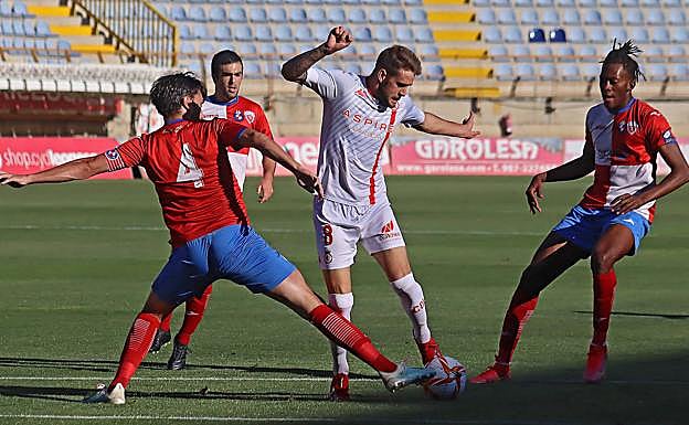 Galería. Nahuel Arroyo, en un lance del partido.