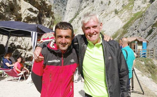 Los cántabros Ramón González y José Antonio García minutos después de ser rescatados. 