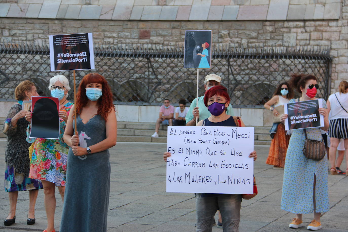 Cerca de 40 personas se concentran frente a Bones para exigir a la comunidad internacional una solución para la población civil afgana tras la llegada al poder de los talibanes