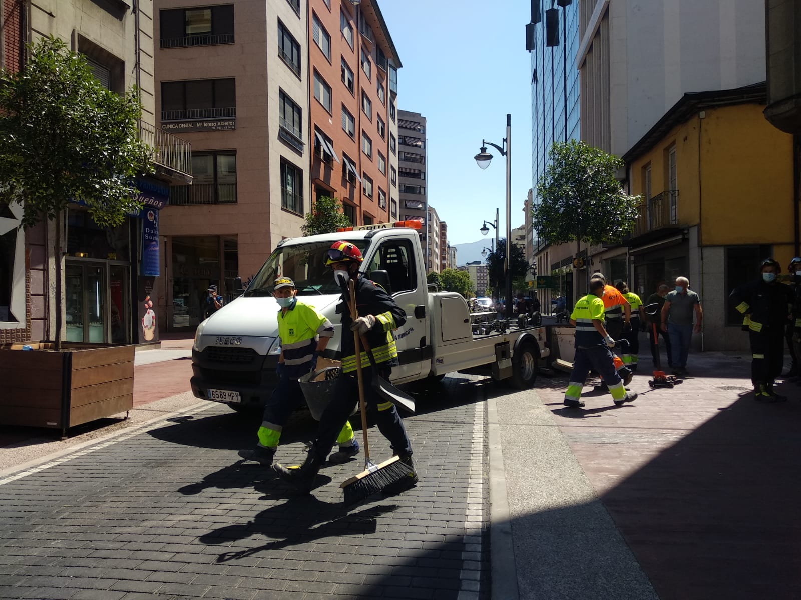 Un vehículo ha arrollado dos mesas de la terraza de bar en la plaza Lazúrtegui de Ponferrada y hay entre cuatro y seis heridos.