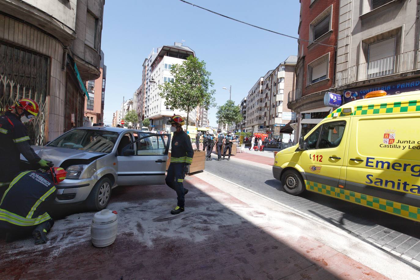 Un vehículo ha arrollado dos mesas de la terraza de bar en la plaza Lazúrtegui de Ponferrada y hay entre cuatro y seis heridos.