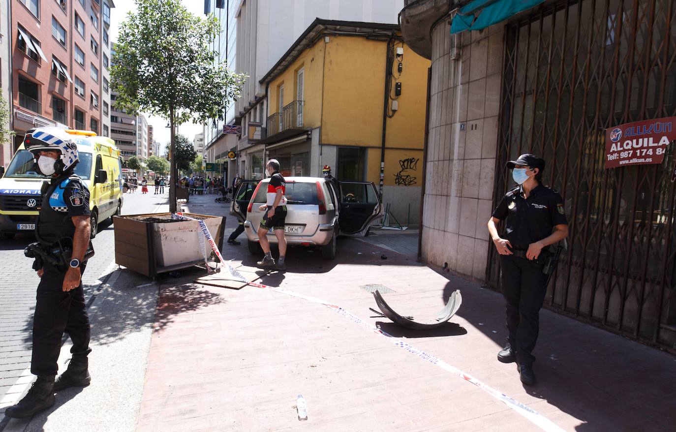 Un vehículo ha arrollado dos mesas de la terraza de bar en la plaza Lazúrtegui de Ponferrada y hay entre cuatro y seis heridos.