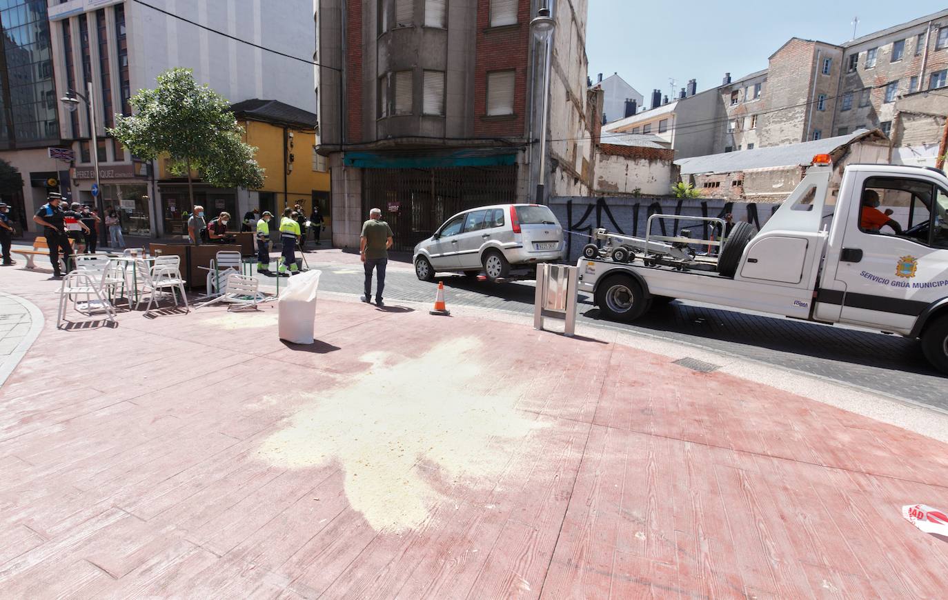 Un vehículo ha arrollado dos mesas de la terraza de bar en la plaza Lazúrtegui de Ponferrada y hay entre cuatro y seis heridos.