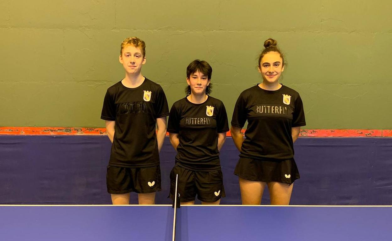 Álvaro González, Lucía González e Isabel Bernardo participarán en el campeonato de España escolar de Tenis de Mesa.