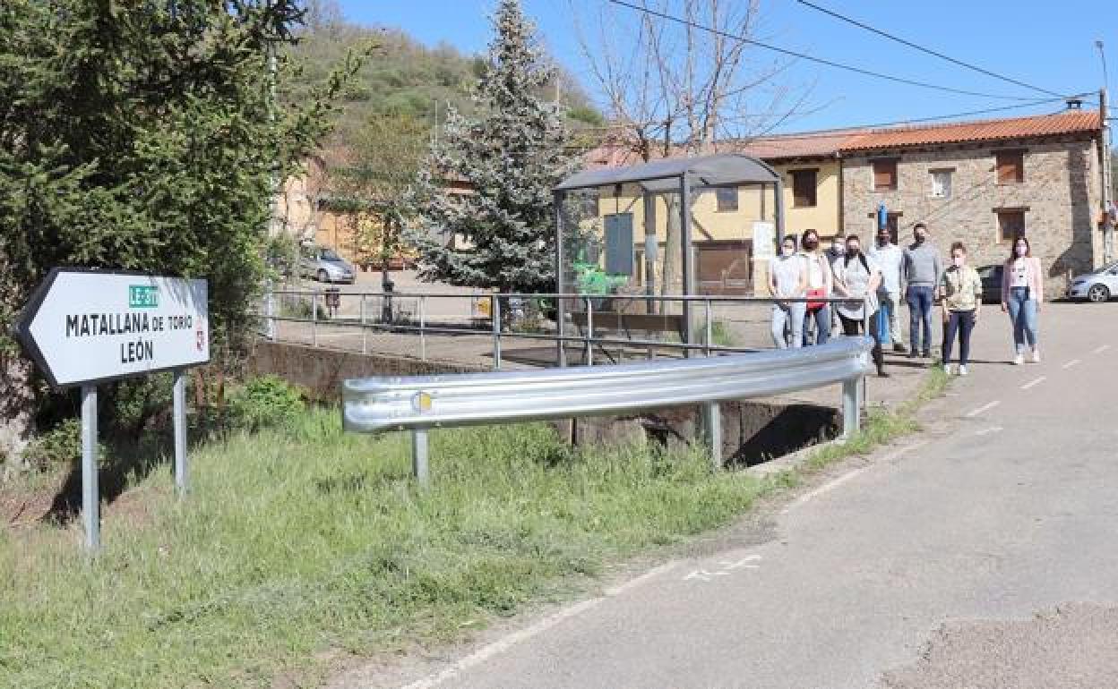 Representantes socialistas en la para del Bus a la que accedían los escolares.